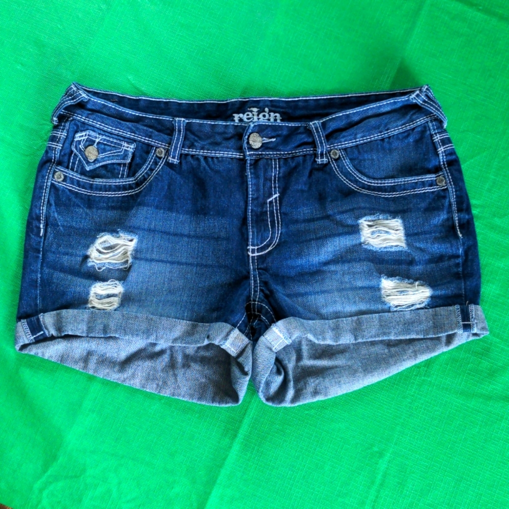 REIGN JEAN SHORTS. SIZE 16.